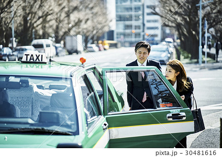 タクシー ビジネスマン 乗車 タクシー ビジネスマン 乗車 30481616