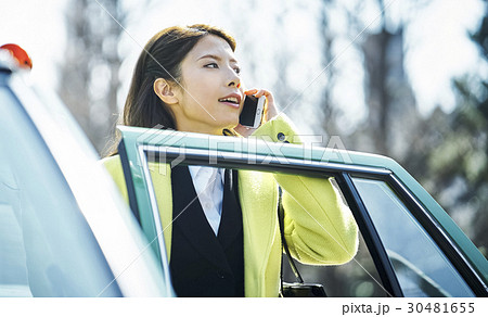 スマホ 通話 タクシーに乗るビジネスウーマン スマホ 通話 タクシーに乗るビジネスウーマン 30481655