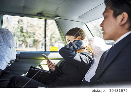 タクシー　ビジネスマン　先輩　後輩 30481672