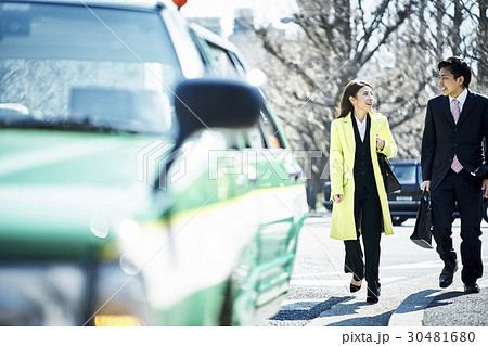 タクシー　ビジネスマン　出張　営業 30481680