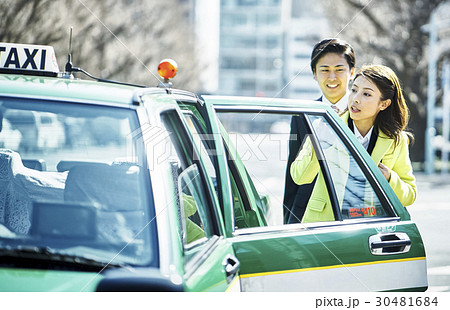 タクシー ビジネスマン 乗車 タクシー ビジネスマン 乗車 30481684