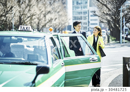タクシー　ビジネスマン　乗車 30481725