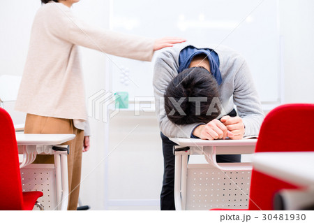 落ち込む男性 30481930