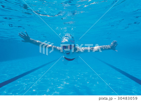 少年 プール 子供 30483059