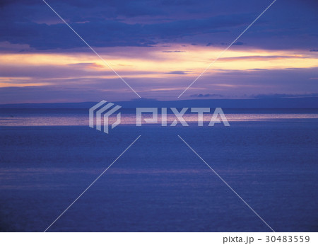 夕焼け 海 水平線 30483559