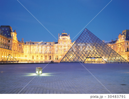 ルーブル 博物館 夜景 30483791