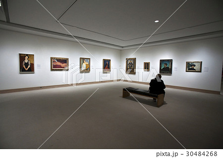 ギャラリー 観覧客 室内 30484268