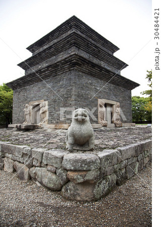 古建築 石像 石塔 30484421