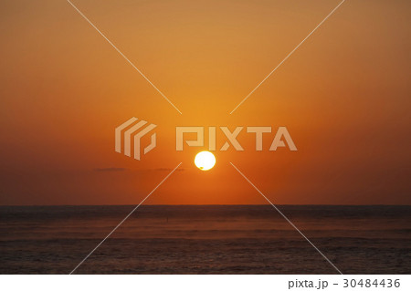 夕焼け 海 水平線 30484436