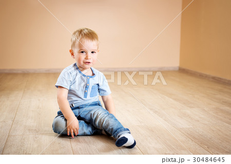 Portrait of a two years old child sitting on the 30484645
