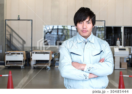 ビジネスイメージ　物流　腕組み 30485444