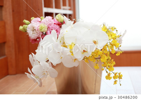 花束とブリキのバケツ 30486200