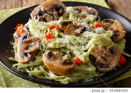 Spinach noodles with mushrooms and parmesan 30486400