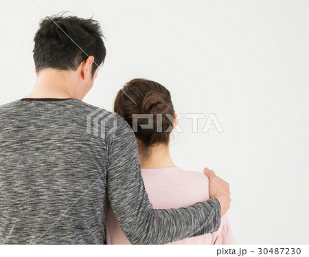 肩を抱く男女の後ろ姿 30487230