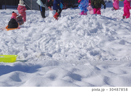 保育園児の雪遊び　雪遊びの子供たち 30487858