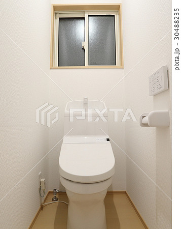 清潔感のある白いトイレ 30488235