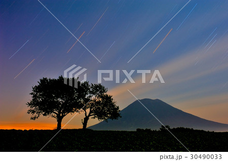 羊蹄山の夜明け 30490033