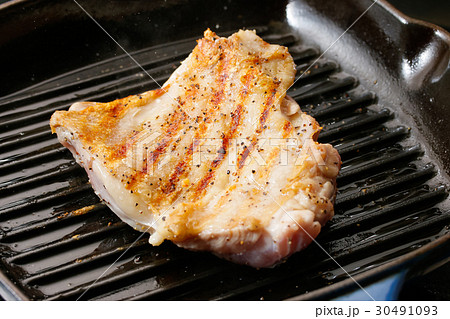 鶏もも肉のグリルパン焼き 30491093
