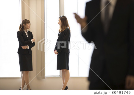 オフィスでスマホを操作するビジネスマン 30491749