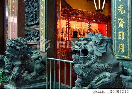 File:西嶼坪華娘廟｜入口石獅－雌獅 (2).jpg - Wikimedia Commons