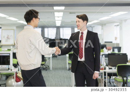 外国人ビジネスマンと握手する日本人技術者 30492355