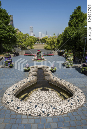 山下公園石の階段の親水流路工 30492706