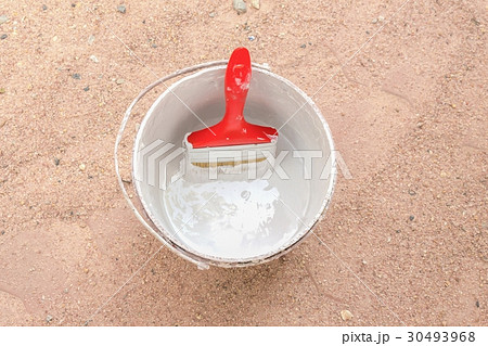 brush on a paint can 30493968