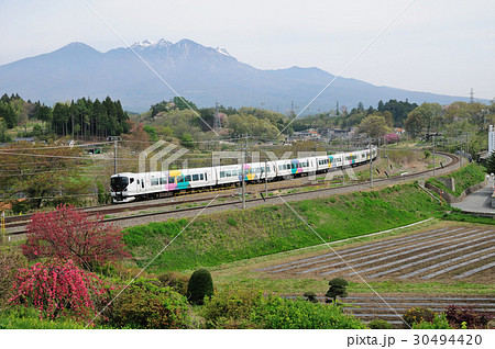 八ヶ岳を望むカーブを疾走する中央線特急あずさ号 30494420