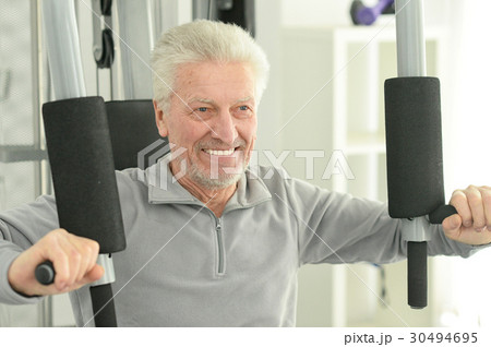 Elderly man in the gym 30494695