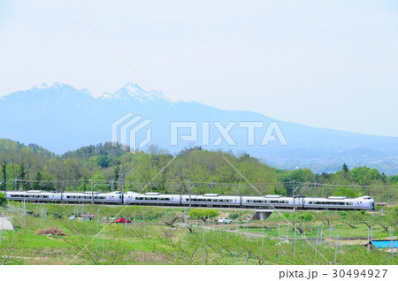 八ヶ岳を望む新緑の新府桃源郷を行く中央線特急スーパーあずさ号 八ヶ岳を望む新緑の新府桃源郷を行く中央線特急スーパーあずさ号 30494927
