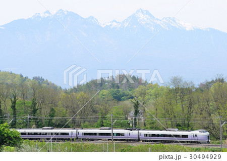 八ヶ岳を望む新緑の新府桃源郷を行く中央線特急スーパーあずさ号 30494929