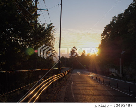 夕日へ向かう道 夕日へ向かう道 30495497