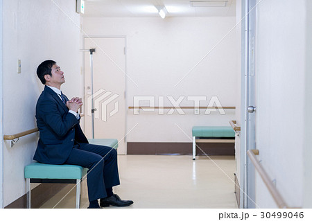 手術中/不安そうな男性 手術中/不安そうな男性 30499046