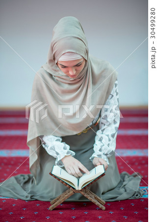 muslim woman praying in mosque 30499280