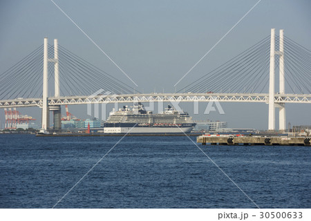 横浜港大さん橋を出港するセレブリティミレニアム 30500633