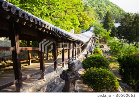 岡山市・吉備津神社の長い廻廊と坂道が続く国宝の歴史的建造物と境内の風景 30500663