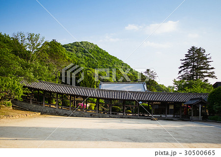 岡山市・吉備津神社の廻廊が連なる境内の重要文化財パワースポットの風景 30500665
