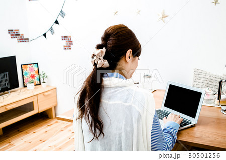 家でノートPCを見る女性 家でノートPCを見る女性 30501256