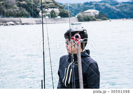 ポイントを探す釣り人 30501398