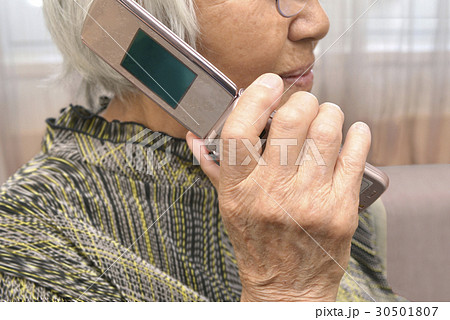 電話を持つ高齢者 電話を持つ高齢者 30501807
