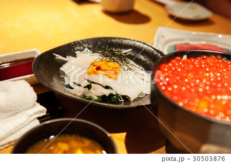 イカ刺しとウニとイクラ丼 30503876