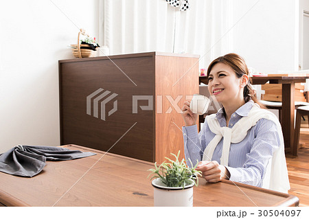 TVをみる女性 TVをみる女性 30504097