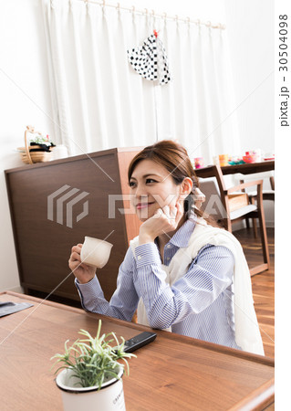 TVをみる女性 30504098