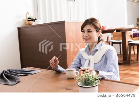 TVをみる女性 TVをみる女性 30504479