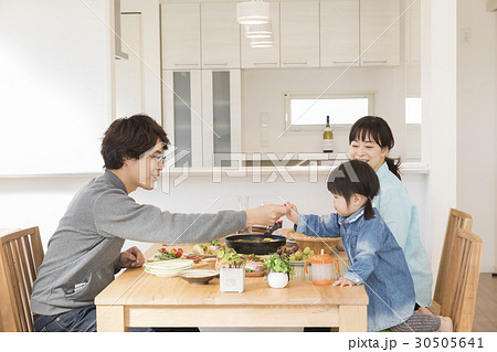 ファミリーの食卓 30505641