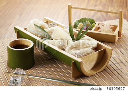 竹の器に入った涼しげな雰囲気のそうめん 30505697