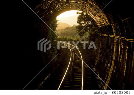 トンネルと夕日 30508005