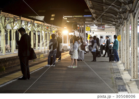 駅の帰省客 30508006