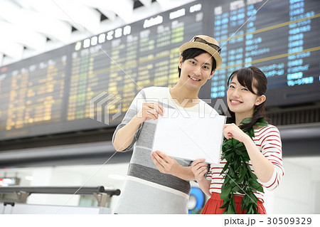 旅行に行く若いカップル 30509329