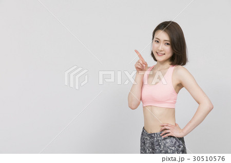 エクササイズをする女性 エクササイズをする女性 30510576
